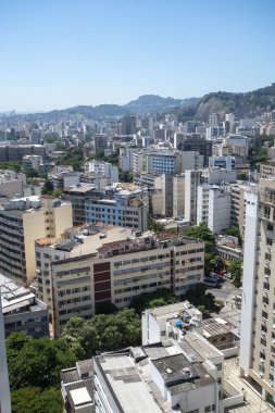 Rio, Brezilya - 10 Mart 2022: Tijuca bölgesinde ticari binalar ve konutlarla dolu yoğun bir kentsel alan manzarası