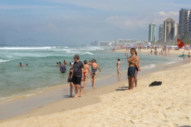 Rio, Brezilya - 26 Şubat 2022: Bir yaz günü kumsalda zaman geçiren insanların görüntüsü