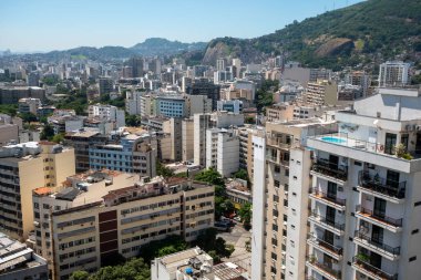 Rio, Brezilya - 10 Mart 2022: Tijuca bölgesinde ticari binalar ve konutlarla dolu yoğun bir kentsel alan manzarası