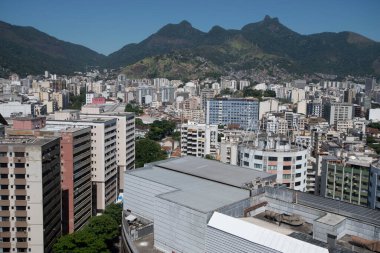 Rio, Brezilya - 10 Mart 2022: Tijuca bölgesinde ticari binalar ve konutlarla dolu yoğun bir kentsel alan manzarası