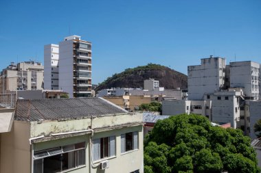 Rio, Brezilya - 10 Mart 2022: Tijuca bölgesinde ticari binalar ve konutlarla dolu yoğun bir kentsel alan manzarası