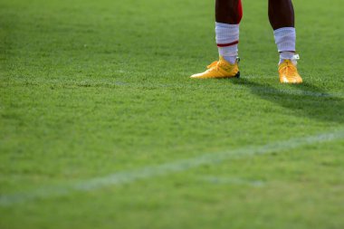 Rio, Brezilya - 30 Ocak 2022: Nilton Santos Stadyumu 'nda oynanan Carioca Şampiyonası' nda (Taca Guanabara) Botafogo 2 'ye karşı 0 Bangu maçında çimen ve ayakkabılar