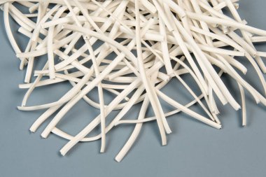 Mavi bir arkaplanda poşeti kapatmak için plastik kaplı tel toka