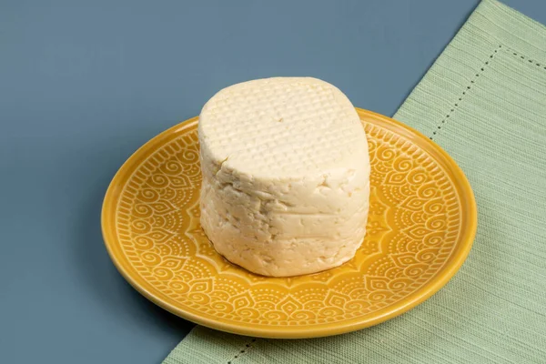 米纳斯吉拉斯州典型的巴西米纳斯吉拉斯州奶酪 放在一个黄色盘子里 — 图库照片