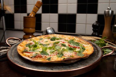 Biberli, peynirli ve roka soslu Brezilya pizzası.