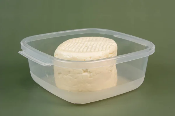 透明なプラスチック製のボウルにミナスジェライスの典型的なブラジルミナスチーズ — ストック写真
