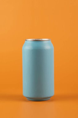 Turuncu arkaplanda çeşitli renk alüminyumları izole edilebilir