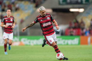 Rio, Brezilya - 16 Mart 2022: De Arrascaeta oyuncusu Maracana Stadyumu 'nda oynanan Carioca Şampiyonası yarı final karşılaşmasında Vasco ve Flamengo arasındaki maçta