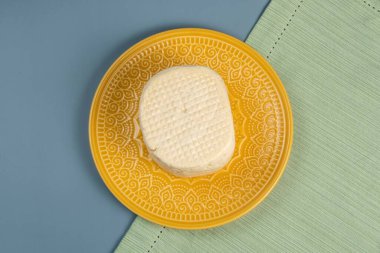 Sarı tabakta Minas Gerais 'den tipik Brezilya Minas peyniri