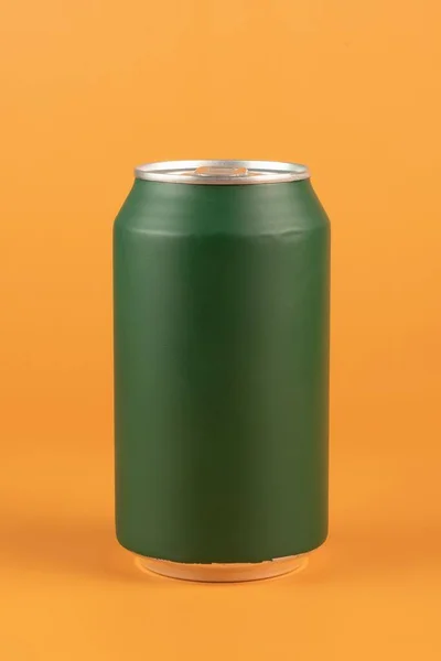 Groen Aluminium Blik Geïsoleerd Oranje Achtergrond — Stockfoto