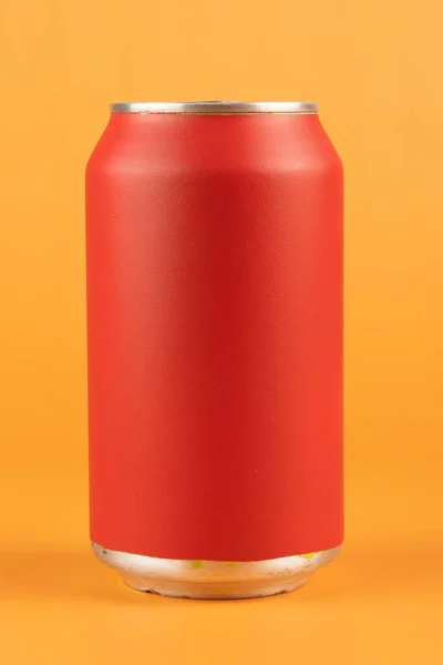 Lata Aluminio Rojo Aislada Sobre Fondo Naranja — Foto de Stock