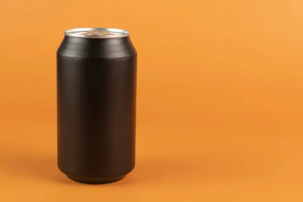 Latas Aluminio Negro Aisladas Sobre Fondo Naranja — Foto de Stock