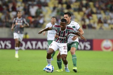 Rio, Brezilya - Nisan 06, 2022: John Arias ve Juan Mercado Fluminense ile Oriente Petrolero arasında oynanan maçta Sudamerica Kupası, grup turu, Maracana Stadyumu