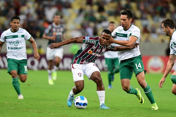 Rio, Brezilya - Nisan 06, 2022: John Arias ve Juan Mercado Fluminense ile Oriente Petrolero arasında oynanan maçta Sudamerica Kupası, grup turu, Maracana Stadyumu