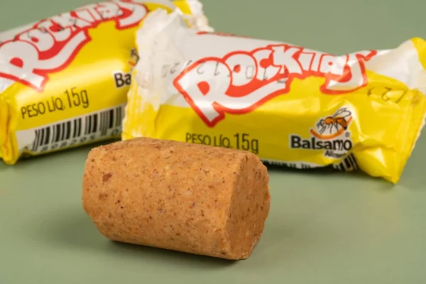 Embalaje Caramelos Maní Pacoca Rockitas Dentro Una Olla Sobre Fondo —  Fotos de Stock