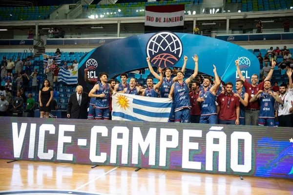 Rio, Brezilya - Nisan 09, 2022: Sao Paulo (BRA) ve Bigua (URU) arasında oynanan maçta basketbol şampiyonları ligi Amerika 'nın final maçı Arena Carioca 1 Stadyumu