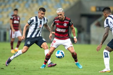 Rio, Brezilya - 12 Nisan 2022: De Arrascaeta ve Mendez, Flamengo (BRA) - Talleres (ARG) maçında Libertadores Kupası 2022, Maracana Stadyumu 'nda grup turu ile