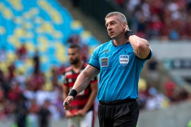 Rio, Brezilya - 17 Nisan 2022: Anderson Daronco, Maracana Stadyumu 'nda düzenlenen Brezilya Şampiyonası' nın ikinci turunda Flamengo ile Sao Paulo arasında oynanan maçta hakem oldu.