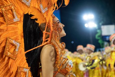 Rio, Brezilya - 20 Nisan 2022: Rio de Sapucai Sambadrome, Rio de Janeiro / RJ 'de düzenlenen Rio Karnavalı' nda Akademisyenler do Cubango.