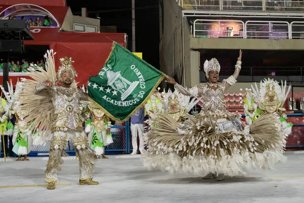 Rio, Brezilya - 20 Nisan 2022: Rio de Sapucai Sambadrome, Rio de Janeiro / RJ 'de düzenlenen Rio Karnavalı' nda Akademisyenler do Cubango.