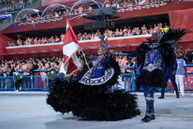 Rio, Brezilya - 21 Nisan 2022: Rio Karnavalı 'nda Samba School Inocentes de Belford Roxo, Marques de Sapucai Sambadrome' da düzenlendi. Törenlerin efendisi ve bayrak taşıyıcısı Douglas Valle ve Jacana Ribeiro