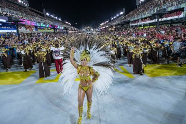 Rio, Brezilya - 21 Nisan 2022: Rio Karnavalı 'nda Samba School Inocentes de Belford Roxo, Marques de Sapucai Sambadrome' da düzenlendi. Davul Kraliçesi Natalia Lage