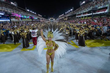 Rio, Brezilya - 21 Nisan 2022: Rio Karnavalı 'nda Samba School Inocentes de Belford Roxo, Marques de Sapucai Sambadrome' da düzenlendi. Davul Kraliçesi Natalia Lage