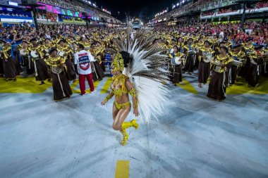 Rio, Brezilya - 21 Nisan 2022: Rio Karnavalı 'nda Samba School Inocentes de Belford Roxo, Marques de Sapucai Sambadrome' da düzenlendi. Davul Kraliçesi Natalia Lage