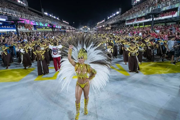 Rio, Brezilya - 21 Nisan 2022: Rio Karnavalı 'nda Samba School Inocentes de Belford Roxo, Marques de Sapucai Sambadrome' da düzenlendi. Davul Kraliçesi Natalia Lage