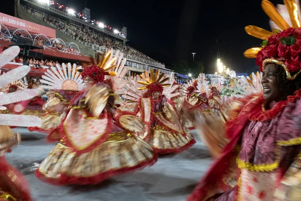 Rio, Brezilya - 21 Nisan 2022: Samba School Academicos de Vigario Geral, Marques de Sapucai Sambadrome 'da düzenlendi. Hareket bulanıklığı