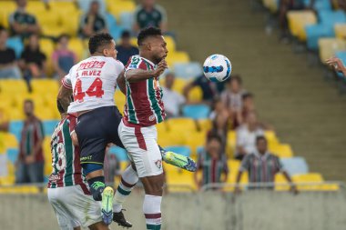 Rio, Brezilya - 26 Nisan 2022: Luccas Claro ve Jonatan ALVES Fluminense ile Union Santa Fe arasındaki maçta Maracana Stadyumu 'nda düzenlenen Sudamerica Kupası' nın üçüncü turu.