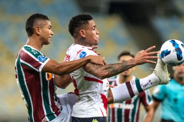 Rio, Brezilya - 26 Nisan 2022: David Braz ve Jonatan ALVES oyuncusu Fluminense ve Union Santa Fe arasındaki maçta Maracana Stadyumu 'nda düzenlenen Sudamerica Kupası' nın üçüncü turu.