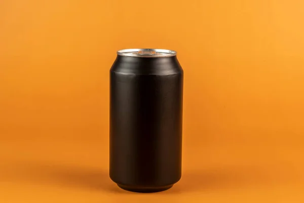 Mörkblå Aluminium Kan Isolerad Orange Bakgrund — Stockfoto