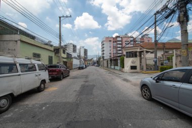 Rio, Brezilya - 23 Şubat 2022: Engenho Novo mahallesindeki Alan Kardec Caddesi, kentin banliyölerindeki tipik bir cadde