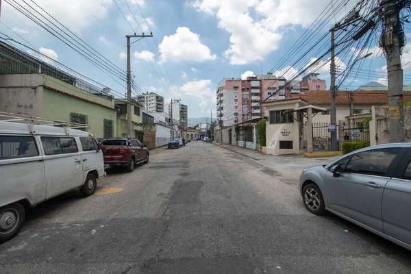 Rio, Brezilya - 23 Şubat 2022: Engenho Novo mahallesindeki Alan Kardec Caddesi, kentin banliyölerindeki tipik bir cadde