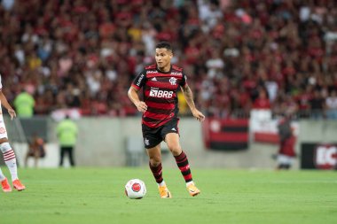 Rio, Brezilya - 12 Mart 2022: Maracana Stadyumu 'nda Carioca Şampiyonası' nın 10. raundunda Bangu ve Flamengo arasındaki maçta oyuncu