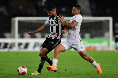 Rio, Brezilya - 21 Mart 2022: Daniel Borges ve Andre, Nilton Santos Stadyumu 'nda oynanan Carioca Şampiyonası' nın yarı final turunda Botafogo ve Fluminense arasındaki maçta oynadılar.