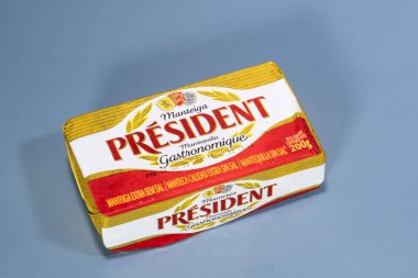 Rio, Brezilya - 20 Mayıs 2022: Mavi arka planda Brezilya marka tereyağı için yakın plan