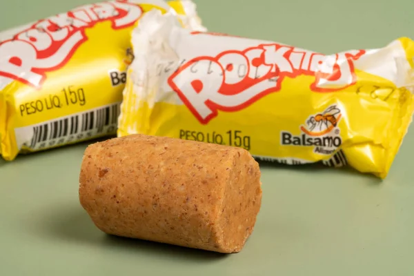 Embalaje Caramelos Maní Pacoca Rockitas Dentro Una Olla Sobre Fondo —  Fotos de Stock