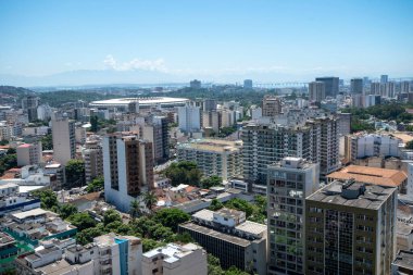 Rio, Brezilya - 10 Mart 2022: Tijuca bölgesinde ticari binalar ve konutlarla dolu yoğun bir kentsel alan manzarası