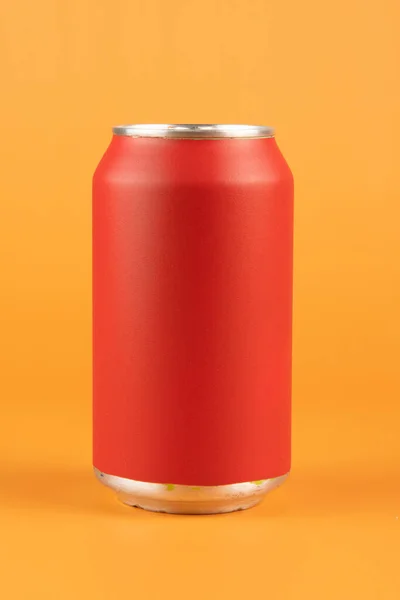 Rote Aluminiumdose Isoliert Auf Orangefarbenem Hintergrund — Stockfoto