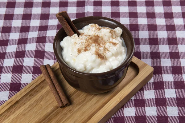 Braziliaanse Zoete Dessert Canjica Witte Maïspap Met Kaneel Kokosnoot Verbruikt — Stockfoto