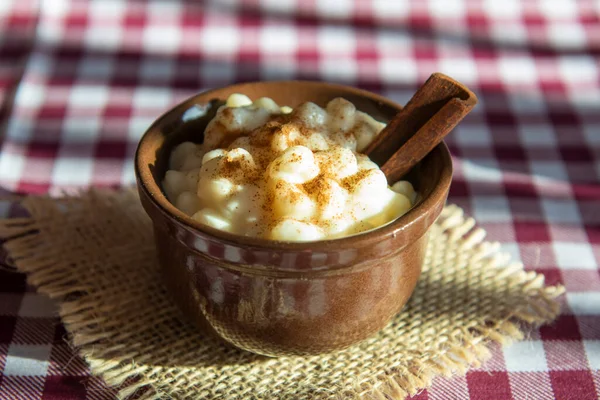 Braziliaanse Zoete Dessert Canjica Witte Maïspap Met Kaneel Kokosnoot Verbruikt — Stockfoto