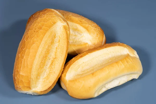 フランスパン 青の背景に伝統的なブラジルパン — ストック写真