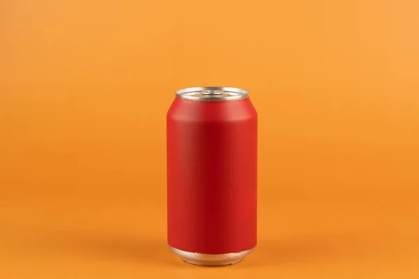 kırmızı alüminyum teneke kutu turuncu arkaplanda izole