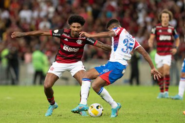 Rio, Brezilya - Haziran 05, 2022: Vitinho ve Herkül, Maracana Stadyumu 'nda oynanan Brezilya Şampiyonası' nın 9. turunda Flamengo ve Fortaleza arasındaki maçta