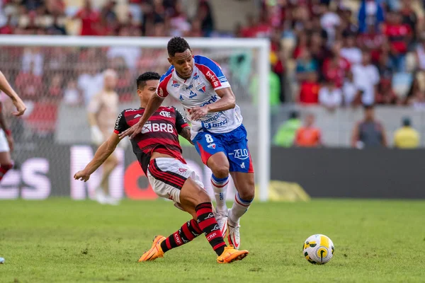 Rio, Brezilya - Haziran 05, 2022: Joao Gomes ve Matheus Jussa arasında oynanan maçta Flamengo - Fortaleza maçı Maracana Stadyumu 'nda oynanan 9.