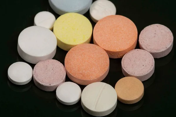 Variation Beschichteter Tabletten Zur Behandlung Von Krankheiten Vor Dunklem Hintergrund — Stockfoto