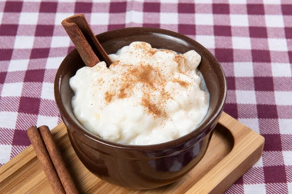 Braziliaanse Zoete Dessert Canjica Witte Maïspap Met Kaneel Kokosnoot Verbruikt — Stockfoto