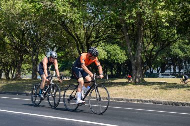 Rio, Brezilya - 13 Mart 2022: Sporcular şehrin kıyısındaki Botafogo Körfezi 'nde bisiklet yarışına katıldılar.